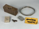 une boîte en bois, une bague, un bracelet et d'autres objets posés sur une table