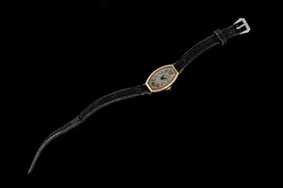gros plan d'une montre sur une surface noire avec un fond noir