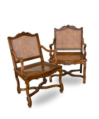 paire de chaises anciennes avec dossier et accoudoirs en rotin