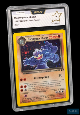 gros plan d'une carte pokemon dans un étui en plastique