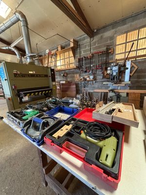 de nombreux outils sur un établi dans un garage