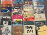 beaucoup de cd de musique et de cd sur la table