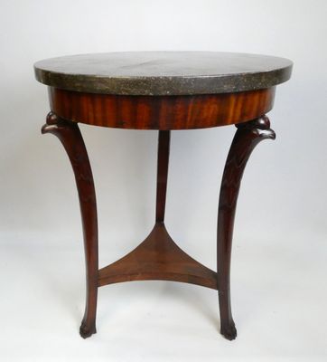 une image d'une petite table avec un plateau en marbre