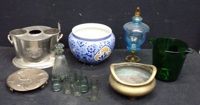 beaucoup d'objets en verre qui se trouvent sur la table