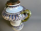 un vase bleu et blanc orné d'un lézard