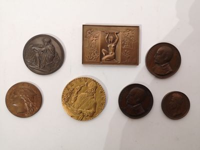 un grand nombre de pièces qui se trouvent sur une surface blanche