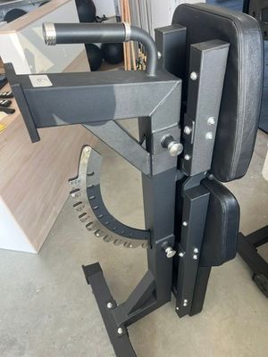 une photo d'un équipement de gym installé dans un garage