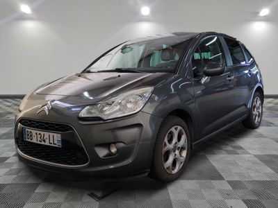 la voiture grise est garée dans le garage sur le sol en damier