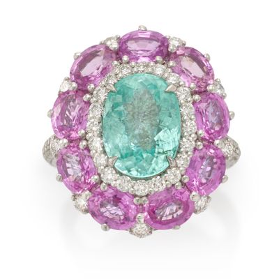 une bague à pierres serties d'émeraude, de saphir rose et de diamants