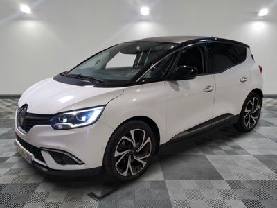 la voiture blanche est garée dans le garage sur un sol en damier