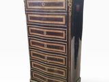 une commode noire et dorée sur fond blanc