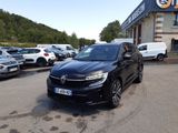 une voiture noire garée devant un bâtiment