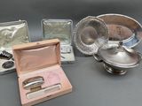 beaucoup d'objets en argent posés sur une table