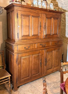 un grand meuble en bois au milieu d'une pièce