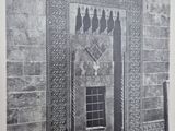 une photo en noir et blanc d'un bâtiment avec une fenêtre
