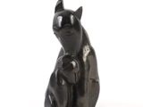 statue représentant un chat avec un bébé assis sur son dos