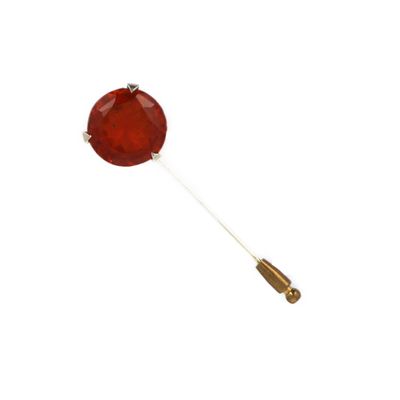 Cette broche est en verre rouge et possède un manche en bois