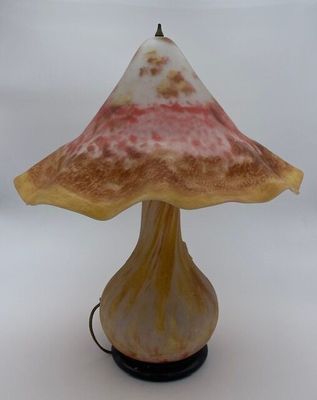 l'image d'une lampe posée sur une table