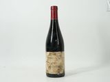 une bouteille de vin posée sur une table