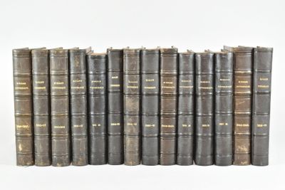 plusieurs vieux livres sont alignés sur une surface blanche