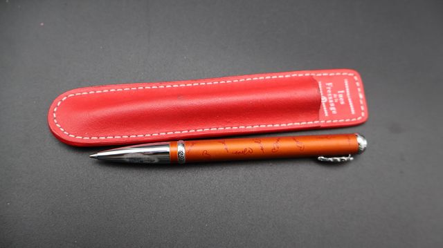 Inès de la FRESSANGE – Stylo dans son étui en cuir rouge (fonctio...