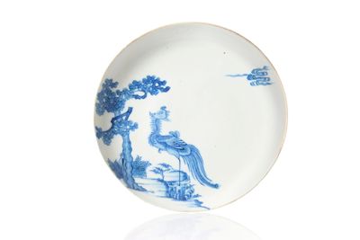 une assiette bleue et blanche avec un oiseau dessus