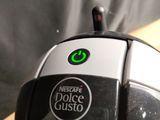 une cafetière en noir et blanc posée sur une table en bois