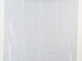 une photo d'un tissu blanc accroché à un mur