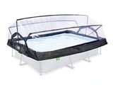 Le lit de bébé est recouvert d'une housse en filet pour le protéger du soleil.