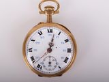 une montre de poche en or avec des chiffres romains