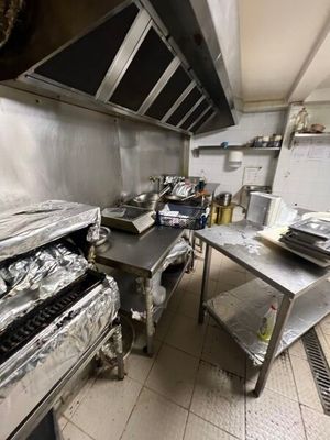 une grande cuisine avec beaucoup de nourriture sur le plan de travail
