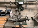 une machine posée sur une table dans une pièce