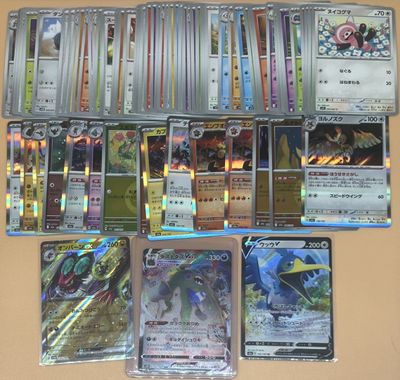 beaucoup de cartes pokemon sur la table