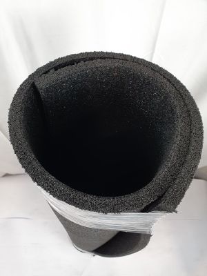 un gros plan sur un chapeau noir et blanc posé sur un lit