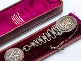 une montre de poche en argent dans un écrin, avec une chaîne