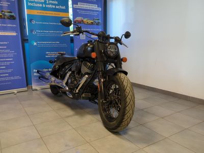 une moto garée dans un showroom