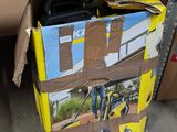 une boîte en carton sur laquelle est représenté un ouvrier du bâtiment