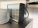 un plan de travail en acier inoxydable sur lequel sont empilés des plats, dans une cuisine professionnelle