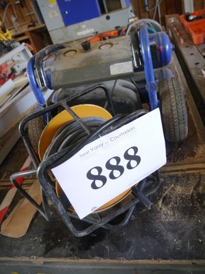 une photo d'un chariot sur lequel figure un numéro