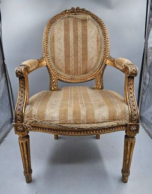 260 / Mil / Fauteuil d'enfant en bois doré sculpté à d…