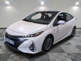 La Toyota Prius blanche est garée dans une pièce dont le sol est à carreaux.