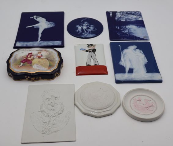Lot de plaques en porcelaine barbotine, plaque en biscuit, photo ...