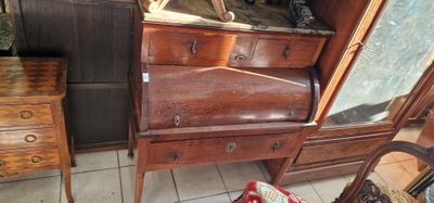 une commode en bois surmontée d'un miroir