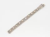 un bracelet en diamants et en or sur fond blanc