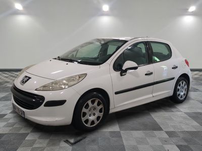 la petite voiture blanche est garée dans le garage sur un sol en damier