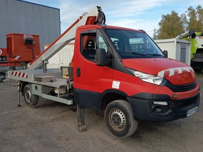 un camion rouge équipé d'une grue à l'arrière