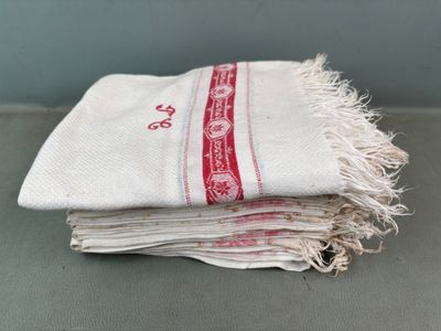 trois serviettes empilées les unes sur les autres sur une table