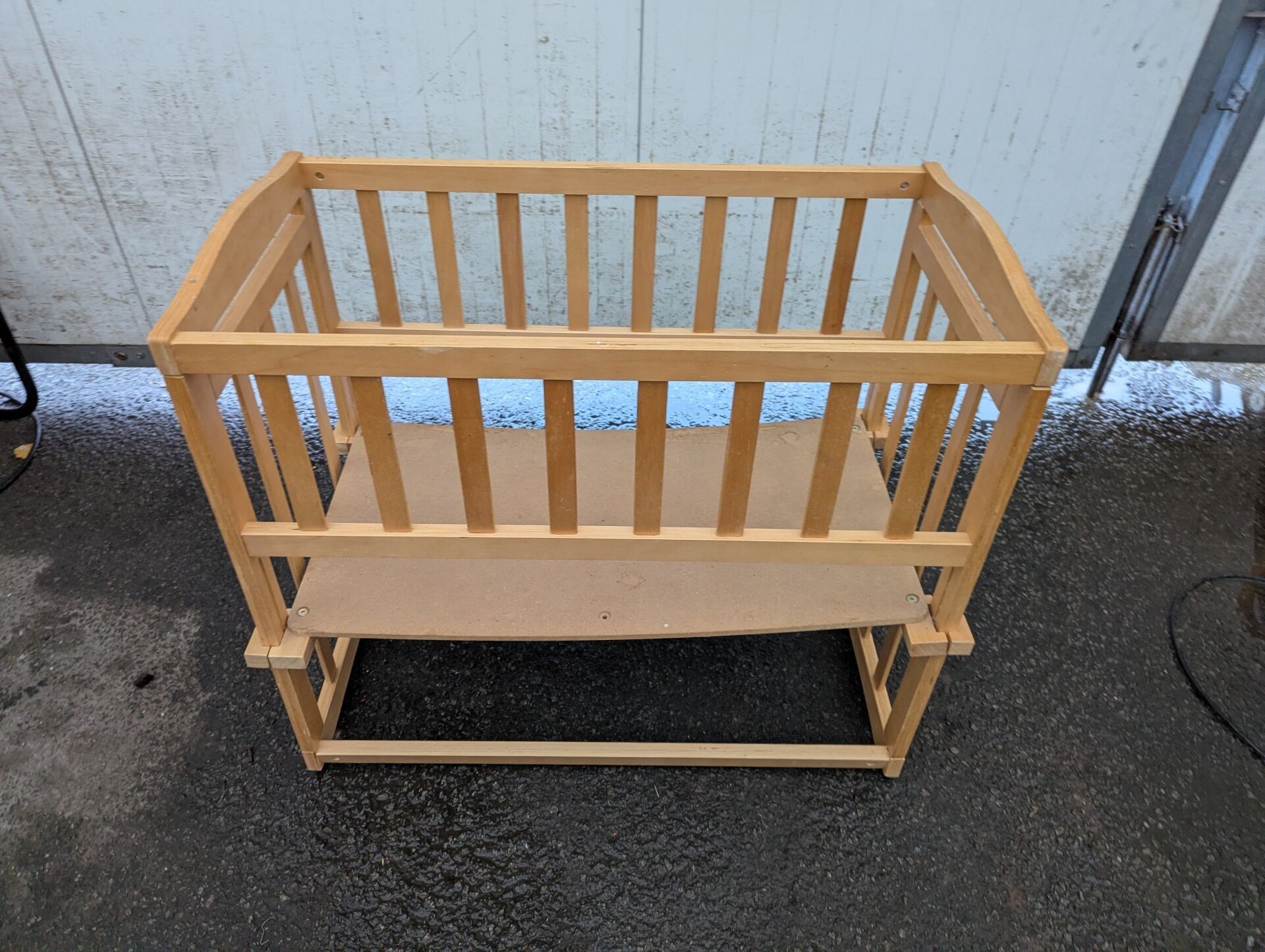 Un lit bébé à barreaux en bois