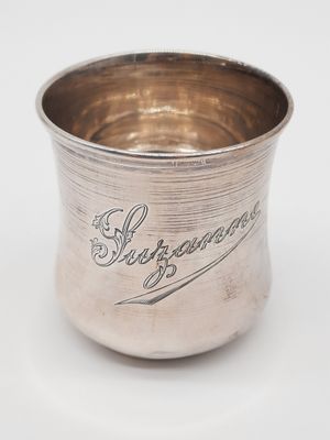 une coupe ancienne en métal argenté portant le nom d'une personne