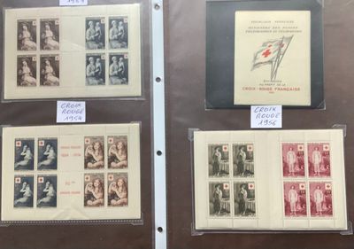 plusieurs types de timbres exposés dans une vitrine